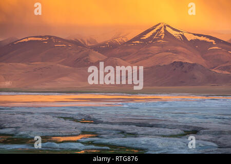 Schöne Landschaft von Tso Kar See und regnerischen Sonnenuntergang Himmel in Ladakh region, Indien Stockfoto