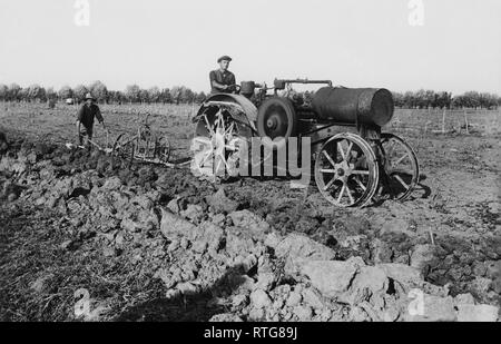 Italien, venetien, Bauern ein Feld in der Nähe von rovigo Pflug, 1920-30 Stockfoto