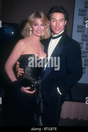 BEVERLY HILLS, Ca - 4. Februar: Schauspielerin Deidre Hall und Schauspieler Drake Hogestyn nehmen an der 10. jährlichen Soap Opera Digest Awards am 4. Februar 1994 Im Beverly Hilton Hotel in Beverly Hills, Kalifornien. Foto von Barry King/Alamy Stock Foto Stockfoto