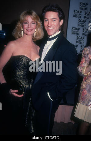 BEVERLY HILLS, Ca - 4. Februar: Schauspielerin Deidre Hall und Schauspieler Drake Hogestyn nehmen an der 10. jährlichen Soap Opera Digest Awards am 4. Februar 1994 Im Beverly Hilton Hotel in Beverly Hills, Kalifornien. Foto von Barry King/Alamy Stock Foto Stockfoto