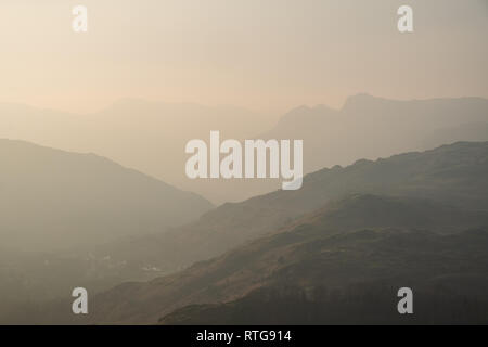 Letztes Licht auf den Langdale Pikes über dem Great Langdale Valley aus dem Pfad aufsteigend Loughrigg fiel, Lake District, England gesehen Stockfoto