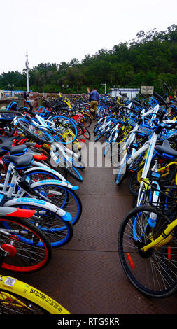 Fahrradverleih Parkplatz Chaos in Zuhai China, Guangdong Stockfoto