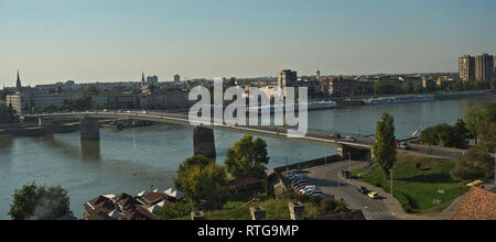 Auf der Brücke über die Donau und die Stadt Novi Sad, Serbien Stockfoto