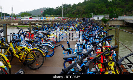 Fahrradverleih Parkplatz Chaos in Zuhai China, Guangdong Stockfoto