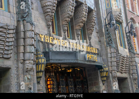 Pathe Schild am Tuschinski Kino in Amsterdam Die Niederlande 2019 Stockfoto