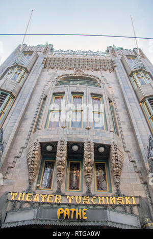 Pathe Schild am Tuschinski Kino in Amsterdam Die Niederlande 2019 Stockfoto