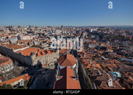 Weitwinkel Blick auf Porto Stadt vom Turm Torre dos Clérigos (Porto, Portugal). Stockfoto