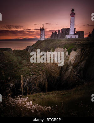 Saint Mathieu Leuchtturm in der Bretagne bei Sonnenuntergang in Frankreich Stockfoto