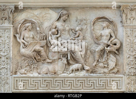 Rom. Italien. Die Tellus (oder Personen) relief Panel auf der Ostwand (Rückseite) des Ara Pacis Augustae, 13-9 v. Chr., Museum Ara Pacis. Stockfoto