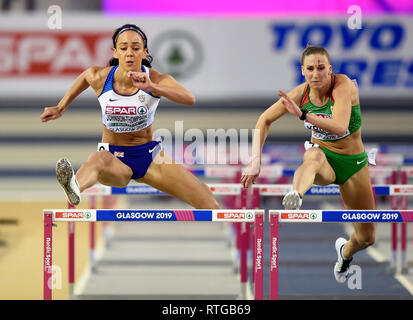 Großbritanniens Katarina Johnson-Thomson im Fünfkampf 60 m Hürden der Damen mit Ungarns Xenia Krizsan (rechts) während des Tages eine der Europäischen Indoor Leichtathletik WM im Emirates Arena, Glasgow konkurrieren. Stockfoto