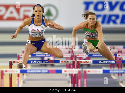 Großbritanniens Katarina Johnson-Thomson im Fünfkampf 60 m Hürden der Damen mit Ungarns Xenia Krizsan (rechts) während des Tages eine der Europäischen Indoor Leichtathletik WM im Emirates Arena, Glasgow konkurrieren. Stockfoto