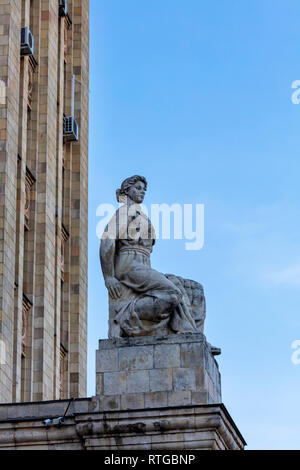 Skulptur an Kudrinskaya quadratisches Gebäude (1954), eine der sieben stalinistischen Wolkenkratzer, Moskau, Russland Stockfoto