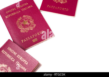 Italienische Pässe isoliert auf weißem Stockfoto