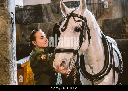 20. Februar 2019. Royal stabil in Dänemark Kopenhagen im Gebiet Christiansborg Slot. Mann junge Frau rider Jockey vorbereiten für ein Zaum, Zaum, oc Stockfoto