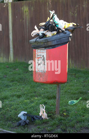 Ein Überlaufen bin der poo Bags mit Hundekot in einer Vorstadtstraße. North Dorset England UK GB Stockfoto