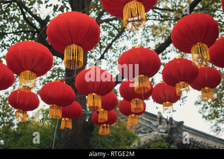 Rote Lampions in der Straße hängen für das Chinesische Neue Jahr Stockfoto