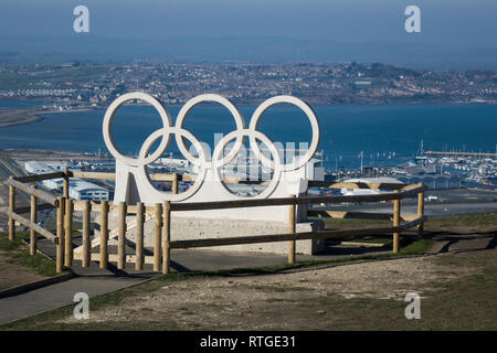 England, Dorset, Portland Harbour, Olympische Ringe am Aufstellungsort des Segeln Austragungsort für die Spiele 2012 in London Stockfoto