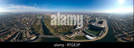 Luftbild Panorama von Cardiff in Wales Hauptstadt Stadtbild 360° Panoramablick auf die Skyline ft Fluss Taff, Fürstentum Stadium, Cardiff Castle, berühmten Sehenswürdigkeiten, Großbritannien Stockfoto