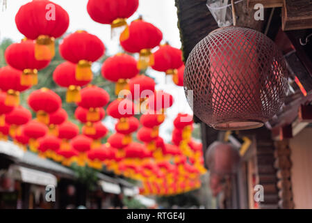 Rote Lampions in der Straße hängen für das Chinesische Neue Jahr Stockfoto
