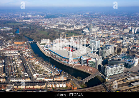 Luftbild von Cardiff Wales Hauptstadt Stadtbild Panoramablick auf die Skyline feat. Fluss Taff und City Centre in Großbritannien mit Fürstentum Stadium, Heimstadion der Welsh Rugby Stockfoto