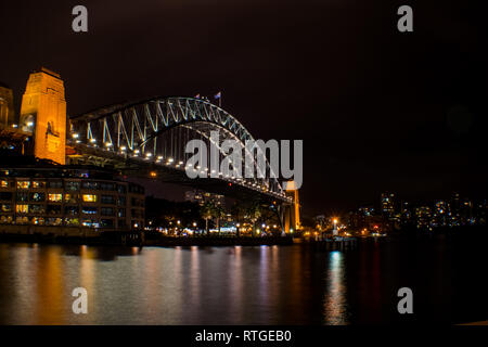 Sydney Harbour Bridge bei Nacht aus dem Felsen. Sydney, Australien Stockfoto