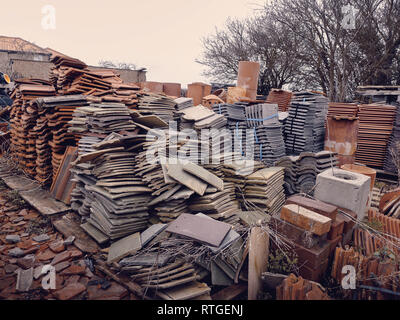 Eine große Sammlung von verschiedenen Dachziegel bei einem Schrotthändler in Großbritannien. Stockfoto