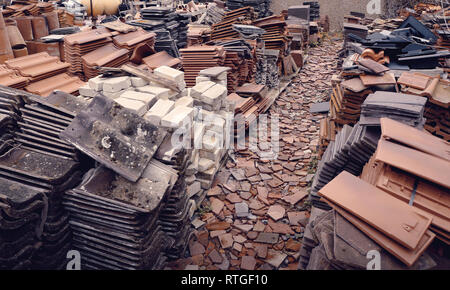 Eine große Sammlung von verschiedenen Dachziegel, Ziegel und Schornstein Töpfen bei einem Schrotthändler in Großbritannien. Stockfoto