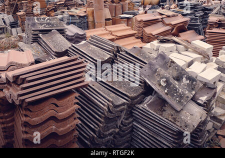 Terrakotta und Composite zurückgefordert Dachziegel bei einem Schrotthändler in Großbritannien. Stockfoto