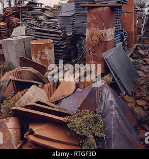 Dachziegel und Schornstein Töpfen bei einem Schrotthändler in Großbritannien. Stockfoto