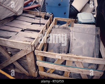 Kisten mit lila Dacheindeckung Schiefer bei einem Schrotthändler in Großbritannien. Stockfoto