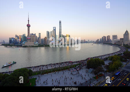 SHANGHAI, China - 30 Oktober 2018 - Tag Blick auf die moderne Skyline von Pudong aus dem Landmark classic Peace Hotel am Bund in Shanghai, China. Stockfoto