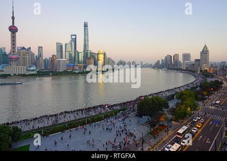 SHANGHAI, China - 30 Oktober 2018 - Tag Blick auf die moderne Skyline von Pudong aus dem Landmark classic Peace Hotel am Bund in Shanghai, China. Stockfoto