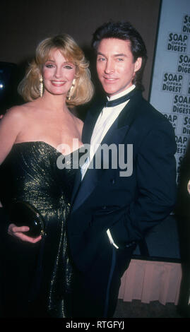 BEVERLY HILLS, Ca - 4. Februar: Schauspielerin Deidre Hall und Schauspieler Drake Hogestyn nehmen an der 10. jährlichen Soap Opera Digest Awards am 4. Februar 1994 Im Beverly Hilton Hotel in Beverly Hills, Kalifornien. Foto von Barry King/Alamy Stock Foto Stockfoto