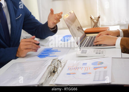 Geschäftsleute treffen Design Idee, professioneller Anleger arbeiten im Büro für den Start Neues Projekt. Stockfoto