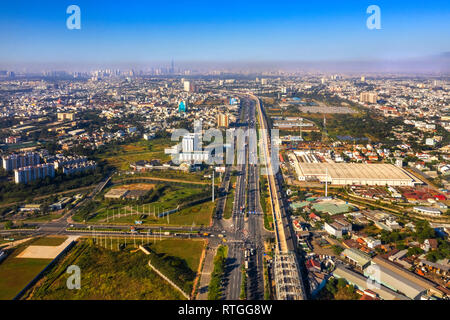 Ansicht von oben Luftbild von Ha Noi Autobahn Blick vom Bezirk 2, District 9, Ho Chi Minh City mit der Entwicklung Gebäude, Transport, Infrastruktur, Vie Stockfoto