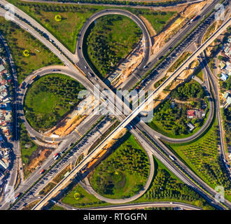 Ansicht von oben Luftbild von "Linie 2", Überführung, Kreuzung von 1 Eine nationale Straße mit Hanoi Highway. Ho Chi Minh City, Vietnam. Stockfoto