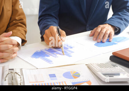 Geschäftsleute treffen Design Idee, professioneller Anleger arbeiten im Büro für den Start Neues Projekt. Stockfoto