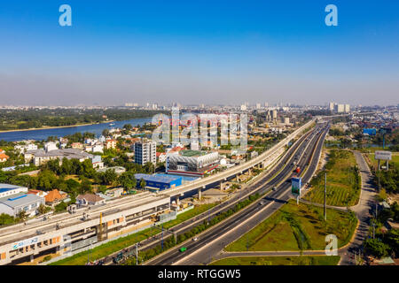 Ansicht von oben Luftbild von Ha Noi Autobahn Blick vom Bezirk 2, District 9, Ho Chi Minh City mit der Entwicklung Gebäude, Transport, Infrastruktur, Vie Stockfoto