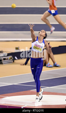 Großbritanniens Katarina Johnson-Thomson konkurrieren im fünfkampf Geschossen der Frauen, die während des Tages eine der Europäischen Indoor Leichtathletik WM im Emirates Arena, Glasgow. Stockfoto