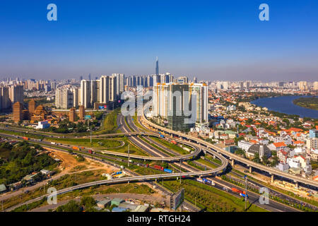 Ansicht von oben Luftbild von Ha Noi Highway und Cat Lai Kreuzung, Ho Chi Minh City mit der Entwicklung Gebäude, Transport, Infrastruktur, Vietnam Stockfoto