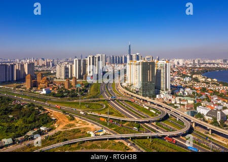 Ansicht von oben Luftbild von Ha Noi Highway und Cat Lai Kreuzung, Ho Chi Minh City mit der Entwicklung Gebäude, Transport, Infrastruktur, Vietnam Stockfoto