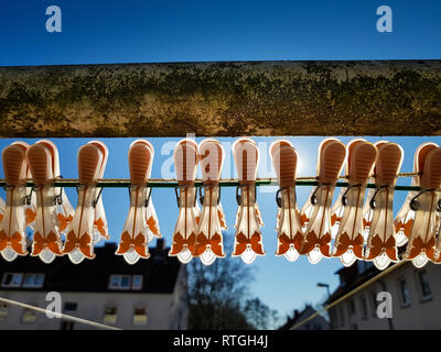 Nahaufnahme des Pegs für Kleidung auf einer Linie vor dem klaren blauen Himmel bei Sonnenschein Stockfoto