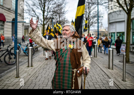 Ein Mann gekleidet, wie Saint David führt der Weg während einer St. David's Day Parade in Cardiff. Stockfoto