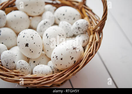 Warenkorb weiß gepunktet Ostern Eier in Braun Weidenkorb Stockfoto