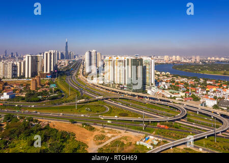 Ansicht von oben Luftbild von Ha Noi Highway und Cat Lai Kreuzung, Ho Chi Minh City mit der Entwicklung Gebäude, Transport, Infrastruktur, Vietnam Stockfoto