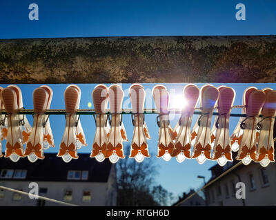 Nahaufnahme des Pegs für Kleidung auf einer Linie vor dem klaren blauen Himmel bei Sonnenschein Stockfoto