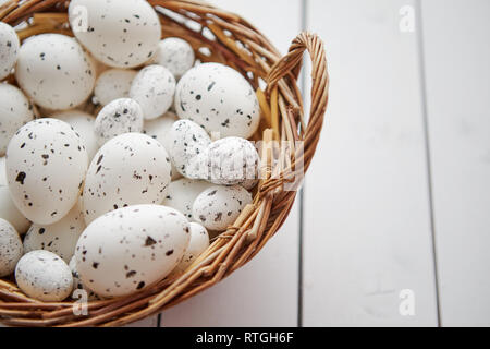 Warenkorb weiß gepunktet Ostern Eier in Braun Weidenkorb Stockfoto