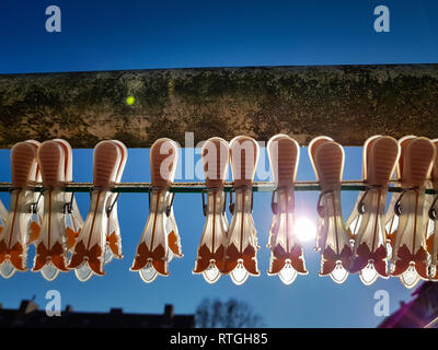 Nahaufnahme des Pegs für Kleidung auf einer Linie vor dem klaren blauen Himmel bei Sonnenschein Stockfoto