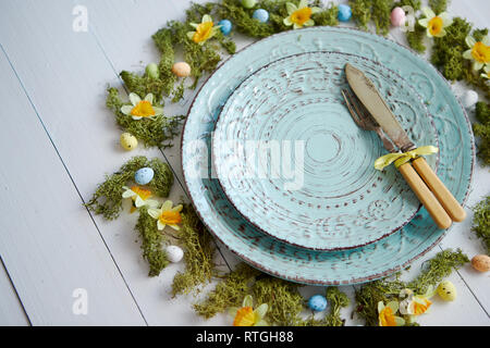 Ostern Tisch mit Blumen und Eier. Leere dekorative keramische Platten Stockfoto