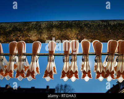 Nahaufnahme des Pegs für Kleidung auf einer Linie vor dem klaren blauen Himmel bei Sonnenschein Stockfoto